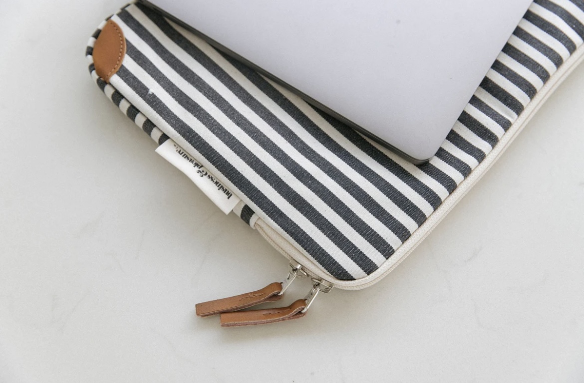 Business & Pleasure Co. THE LAPTOP SLEEVE - LAUREN'S NAVY STRIPE - Image 4